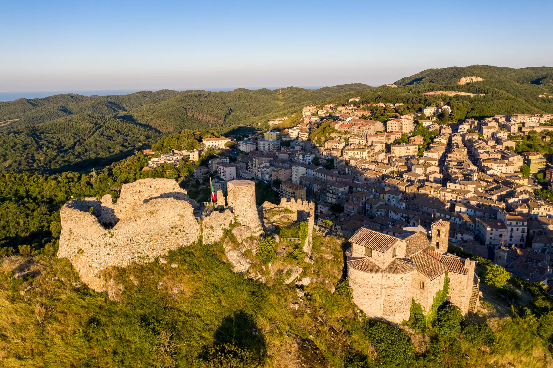 Veduta del borgo di Tolfa al tramonto